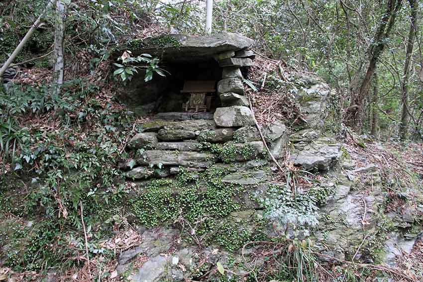 桑内の「磐座」、野田の「小祠」、榎谷の「王子神社」♪_d0058941_21253536.jpg