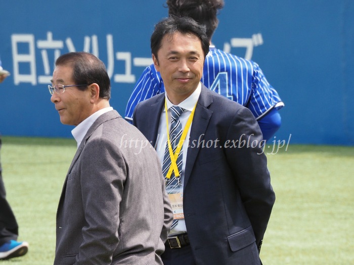 神宮4月2日 試合前のひと時 つば九郎 宮本慎也氏 中西太さん他 Out Of Focus Baseballフォトブログ 19年終了 神宮4月2日 試合前のひと時 つば九郎 宮本慎也氏 中西太さん他 Out Of Focus Baseballフォトブログ 19年終了