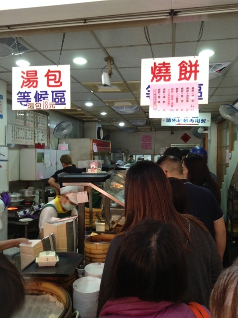 高雄の朝ごはんは興隆居の肉まん、朝から行列。_a0334793_21353646.jpg