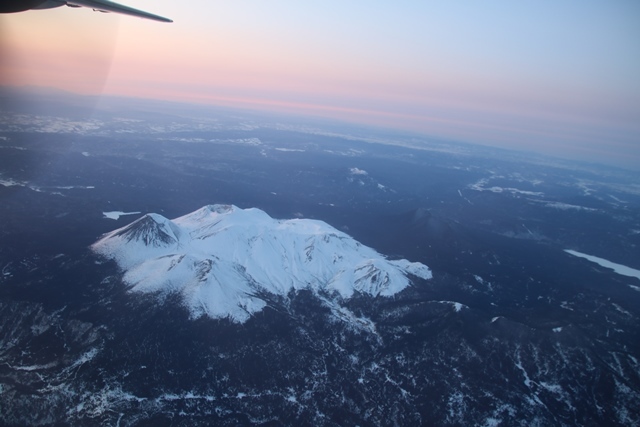 好きです北海道、全日空ANAで札幌空港から中標津空港へ・・・雌阿寒岳、阿寒湖、屈斜路湖、摩周湖の美しさに感動_d0181492_23592079.jpg