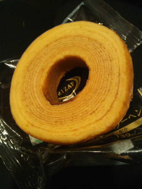 ファミマでライザップ。ふんわり食感バウムクーヘン_f0076001_2104836.jpg