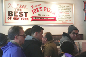 NYを代表する老舗のピザ屋 Joe\'s Pizza再訪_b0007805_0104920.jpg