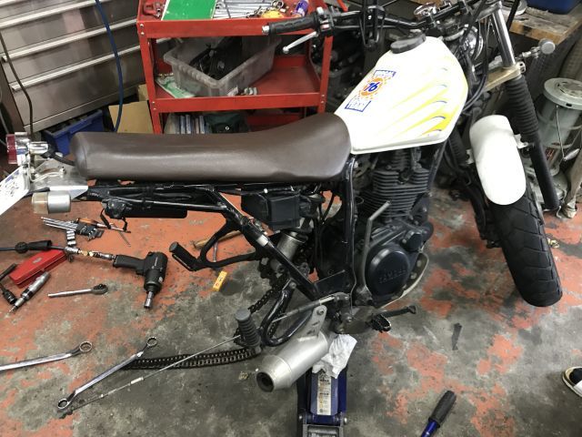 TW225 チェーンスライダー交換 : JET CUSTOM CYCLESのカスタムバイク日誌