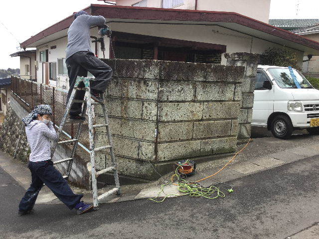倒壊の危険・・大谷石石塀の撤去処分_f0031037_18513475.jpg