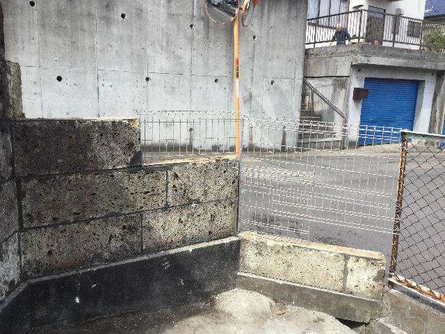 倒壊の危険・・大谷石石塀の撤去処分_f0031037_19010217.jpg