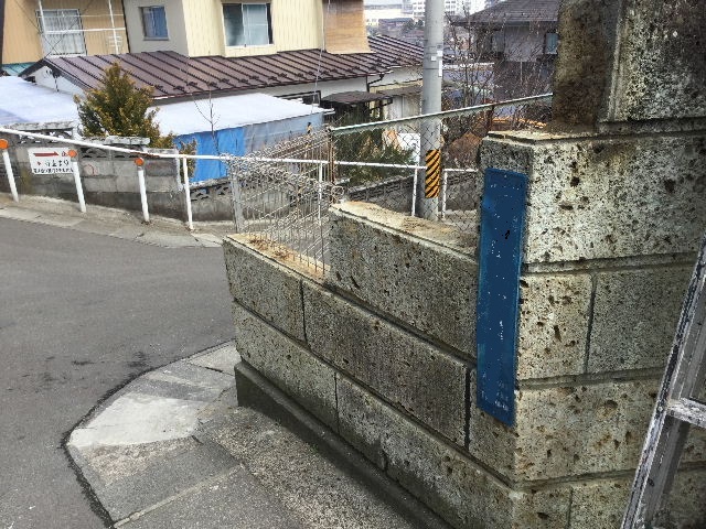 倒壊の危険・・大谷石石塀の撤去処分_f0031037_19010372.jpg