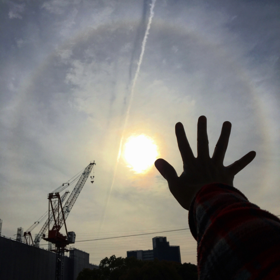 日暈(にちうん)、22度ハロの確認法は腕を伸ばすこと!_a0226258_03432104.jpg
