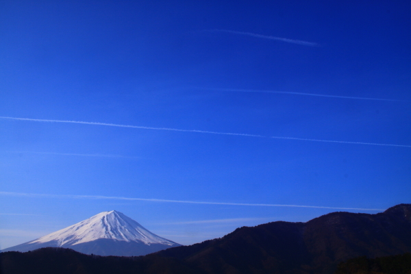 29年4月の富士(3）飛行機雲と富士_e0344396_23534487.jpg