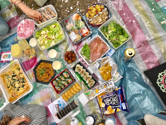 隣でちっさな輪の花見。_a0050302_0261957.jpg