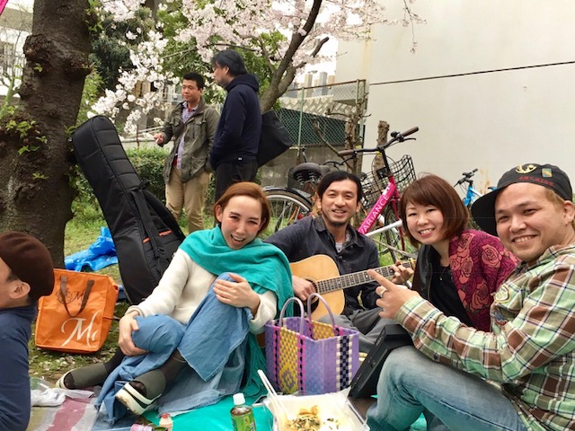 隣でちっさな輪の花見。_a0050302_0302860.jpg
