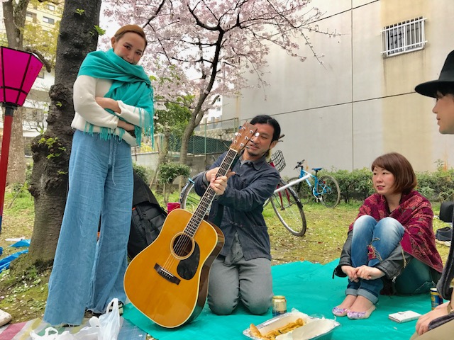 隣でちっさな輪の花見。_a0050302_0314135.jpg