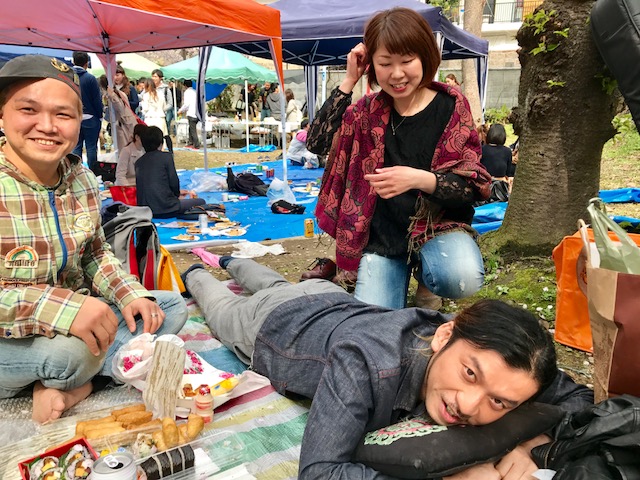 隣でちっさな輪の花見。_a0050302_0383348.jpg