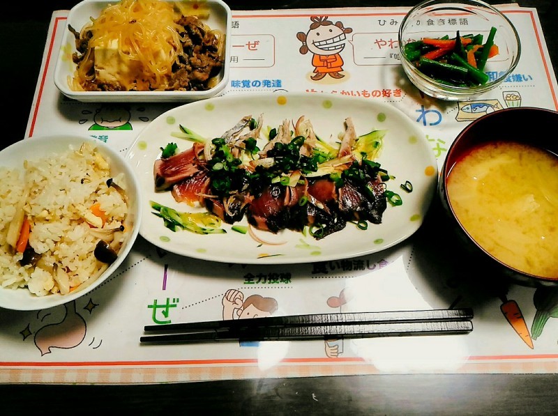ひまわり荘 夕食 炊き込みご飯 カツオのタタキ 肉豆腐 味噌汁 今日の献立 ひまわり荘 夕食 炊き込みご飯 カツオのタタキ 肉豆腐 味噌汁 今日の献立