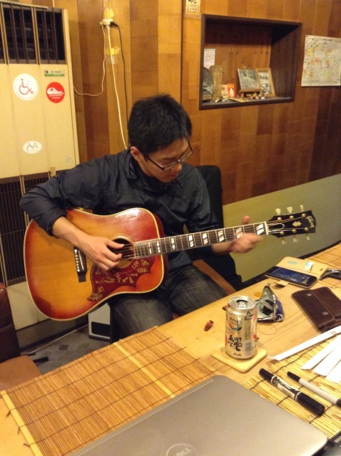 友人ギタリスト豊田渉平来たる。_a0334793_22112936.jpg