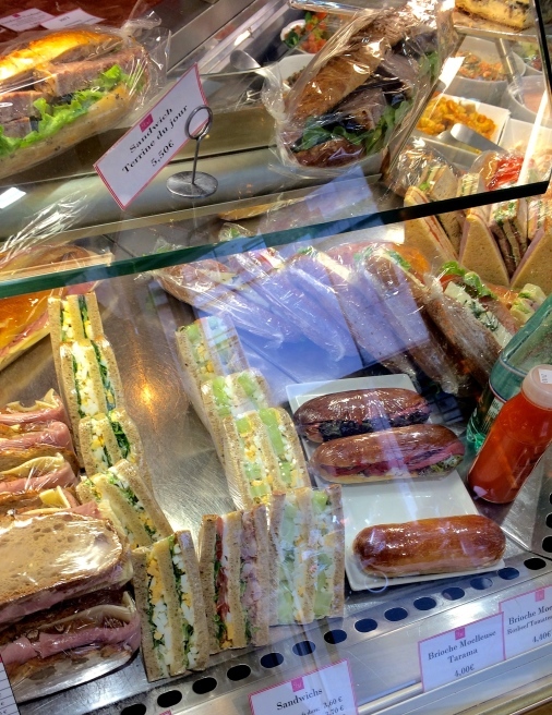 パリ旅行、一人でサクッと食べたい時に〜 イートインできるパン屋さん_a0231632_03310909.jpg
