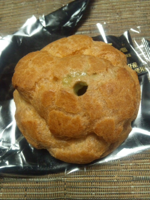 ファミマでライザップ。抹茶シュークリーム_f0076001_23431314.jpg
