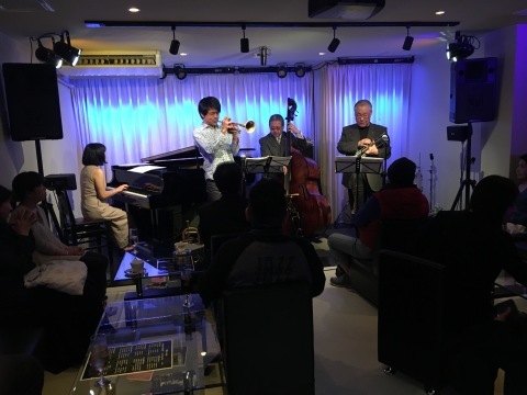 広島 Jazzlive comin 本日金曜日のジャズライブ_b0115606_09541380.jpg
