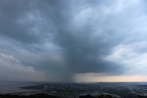 雨が近づいてくる。_c0368903_19331690.jpg