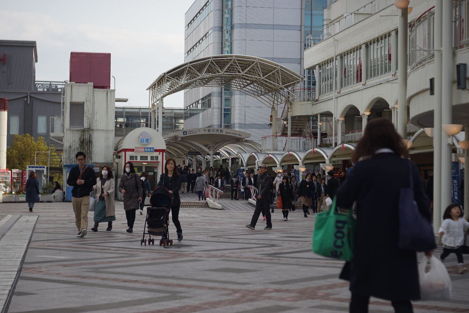 E-Lucky Anastigmat 75mm F3.5 で 千里中央へ_b0069128_1016383.jpg