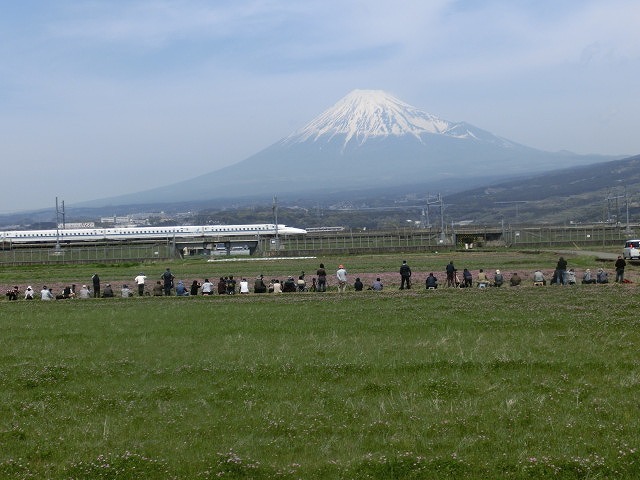 ピンクのれんげ畑に富士山と新幹線が映える　第3回富士山れんげまつり_f0141310_07572698.jpg