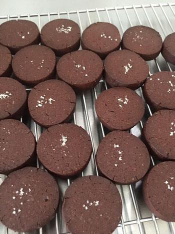 イチジクのパウンドケーキ、あくの強いチョコレートと塩味のクッキーなど焼き菓子詰め合わせ_d0329740_2355964.jpg
