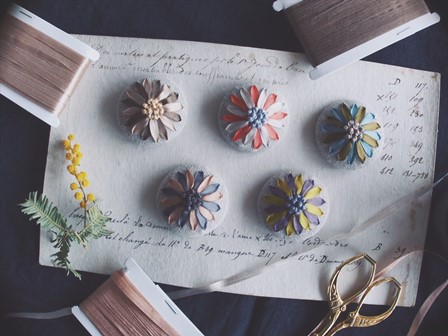 リボン刺繍で作る2色のお花ブローチ Poritorie C O N F E I T O