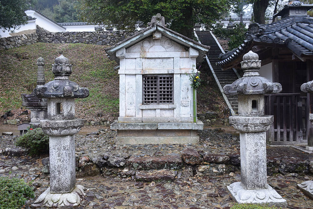 太平記を歩く。 その44 「佐々木道誉墓所(清瀧寺徳源院・京極家墓所)」 滋賀県米原市_e0158128_11024422.jpg