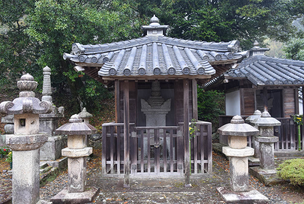 太平記を歩く。 その44 「佐々木道誉墓所(清瀧寺徳源院・京極家墓所)」 滋賀県米原市_e0158128_11081573.jpg