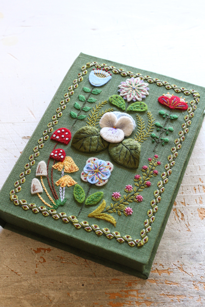 ２０１７年作品no2 立体刺繍のカルトナージュ Favori No13 掲載作品 フェルタート R オフフープ R 立体刺繍作家pienisieniのブログ