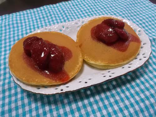 ローソンのホットケーキにまるごといちごジャムをのせて_f0019498_19102092.jpg