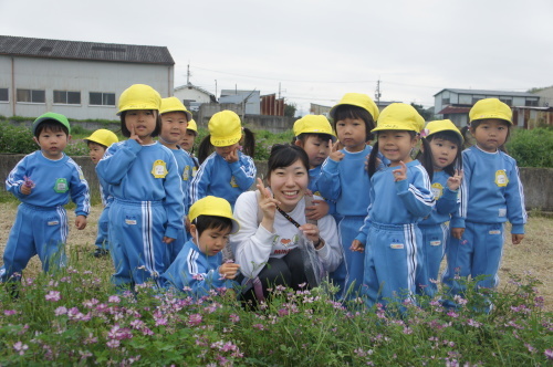 ４月２１日　お花摘み（りんご、年少、ちゅうりっぷ、すみれ組）_a0212624_16305900.jpg