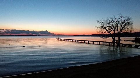 湖の夕景愛でつつ夕食を、ウンブリア_f0234936_624851.jpg