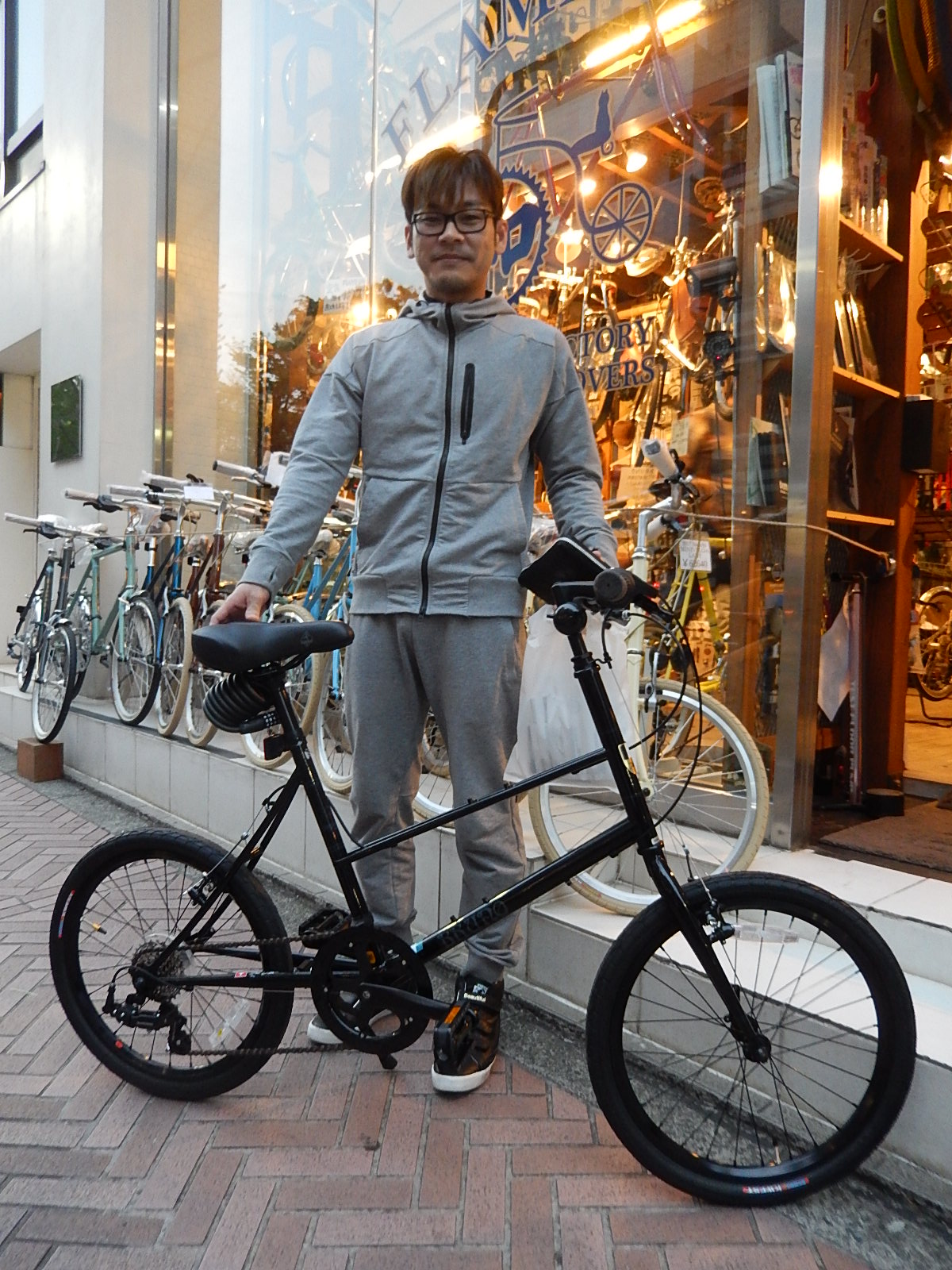 4月22日 渋谷 原宿 の自転車屋 FLAME bike前です_e0188759_1956362.jpg