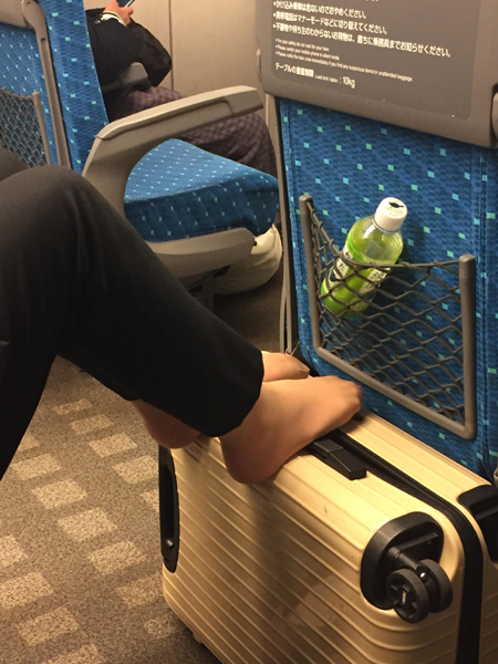 通路側にお座りのそこのあなた。あなたが軟禁したせいでおもらし(失禁)しちゃっても責任とってね_e0171573_2323095.jpg