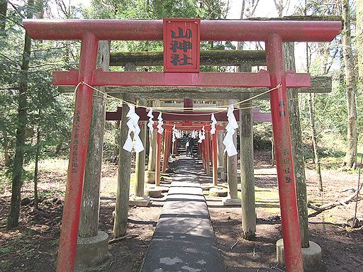 日本一の金運神社「新屋山神社」と逆さ富士_c0006757_11195180.jpg