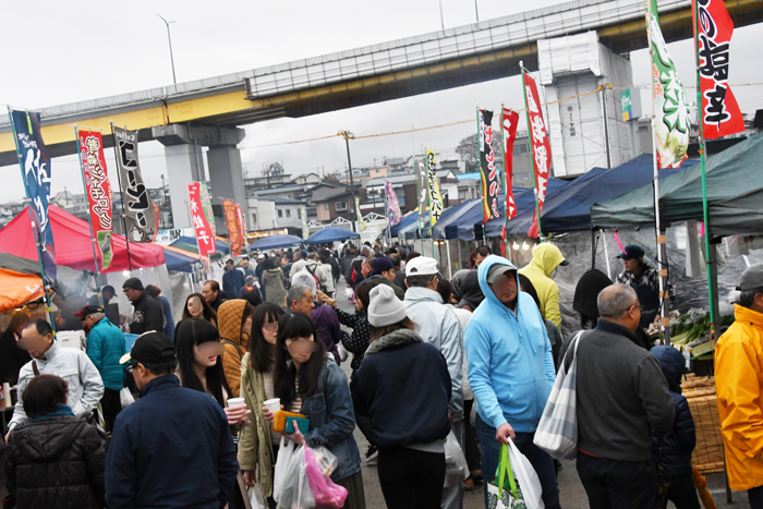 日本一おかしな日曜市場!朝6時前から買い食い商品ずらりと並ぶ。青森八戸の館鼻岸壁市場_e0171573_21452448.jpg
