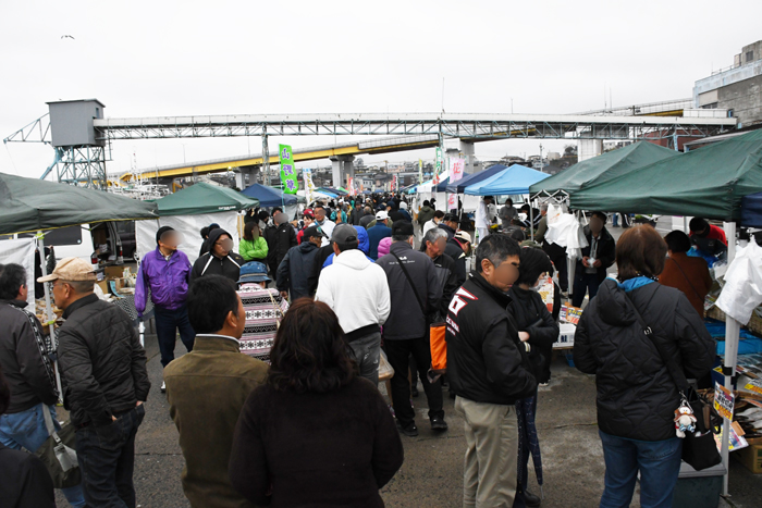 日本一おかしな日曜市場!朝6時前から買い食い商品ずらりと並ぶ。青森八戸の館鼻岸壁市場_e0171573_21455857.jpg