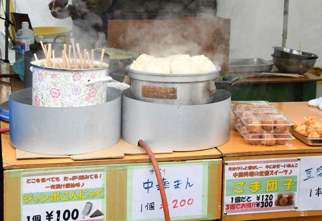 日本一おかしな日曜市場!朝6時前から買い食い商品ずらりと並ぶ。青森八戸の館鼻岸壁市場_e0171573_21472879.jpg