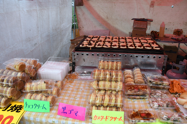 日本一おかしな日曜市場！朝6時前から買い食い商品ずらりと並ぶ。青森八戸の館鼻岸壁市場_e0171573_2147498.jpg