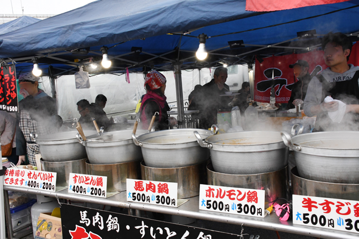 日本一おかしな日曜市場!朝6時前から買い食い商品ずらりと並ぶ。青森八戸の館鼻岸壁市場_e0171573_21485100.jpg