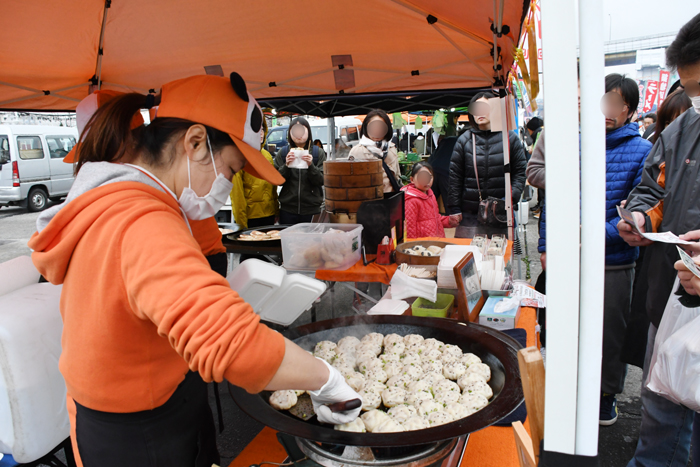 日本一おかしな日曜市場!朝6時前から買い食い商品ずらりと並ぶ。青森八戸の館鼻岸壁市場_e0171573_2149253.jpg