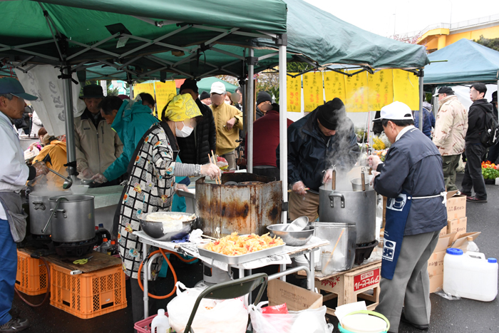 日本一おかしな日曜市場！朝6時前から買い食い商品ずらりと並ぶ。青森八戸の館鼻岸壁市場_e0171573_21494298.jpg
