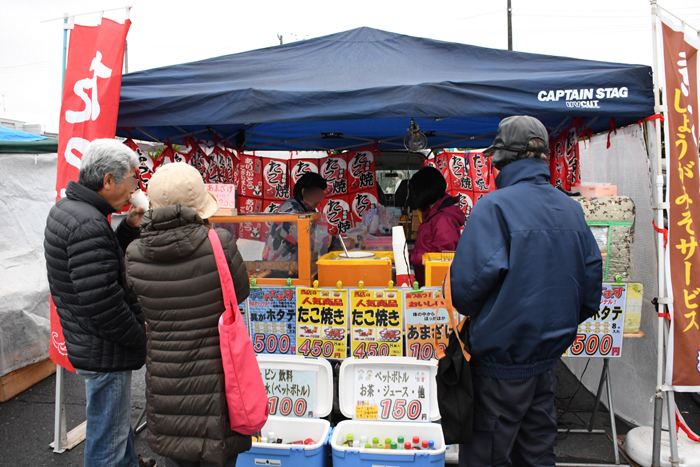 日本一おかしな日曜市場！朝6時前から買い食い商品ずらりと並ぶ。青森八戸の館鼻岸壁市場_e0171573_2149514.jpg