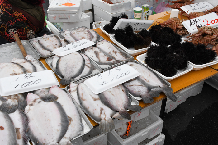 日本一おかしな日曜市場!朝6時前から買い食い商品ずらりと並ぶ。青森八戸の館鼻岸壁市場_e0171573_215181.jpg