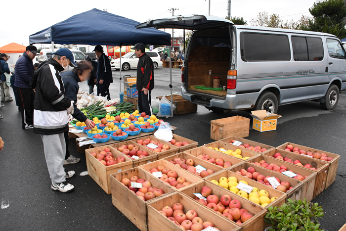 日本一おかしな日曜市場!朝6時前から買い食い商品ずらりと並ぶ。青森八戸の館鼻岸壁市場_e0171573_21521044.jpg