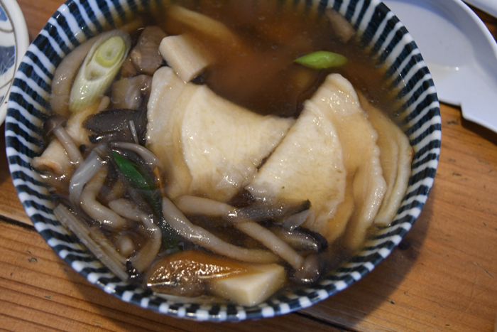 汁にせんべいを入れちゃうなんて斬新!これぞB級グルメ!青森八戸名物料理「せんべい汁」_e0171573_21572165.jpg