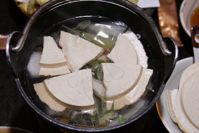 汁にせんべいを入れちゃうなんて斬新!これぞB級グルメ!青森八戸名物料理「せんべい汁」_e0171573_2157549.jpg