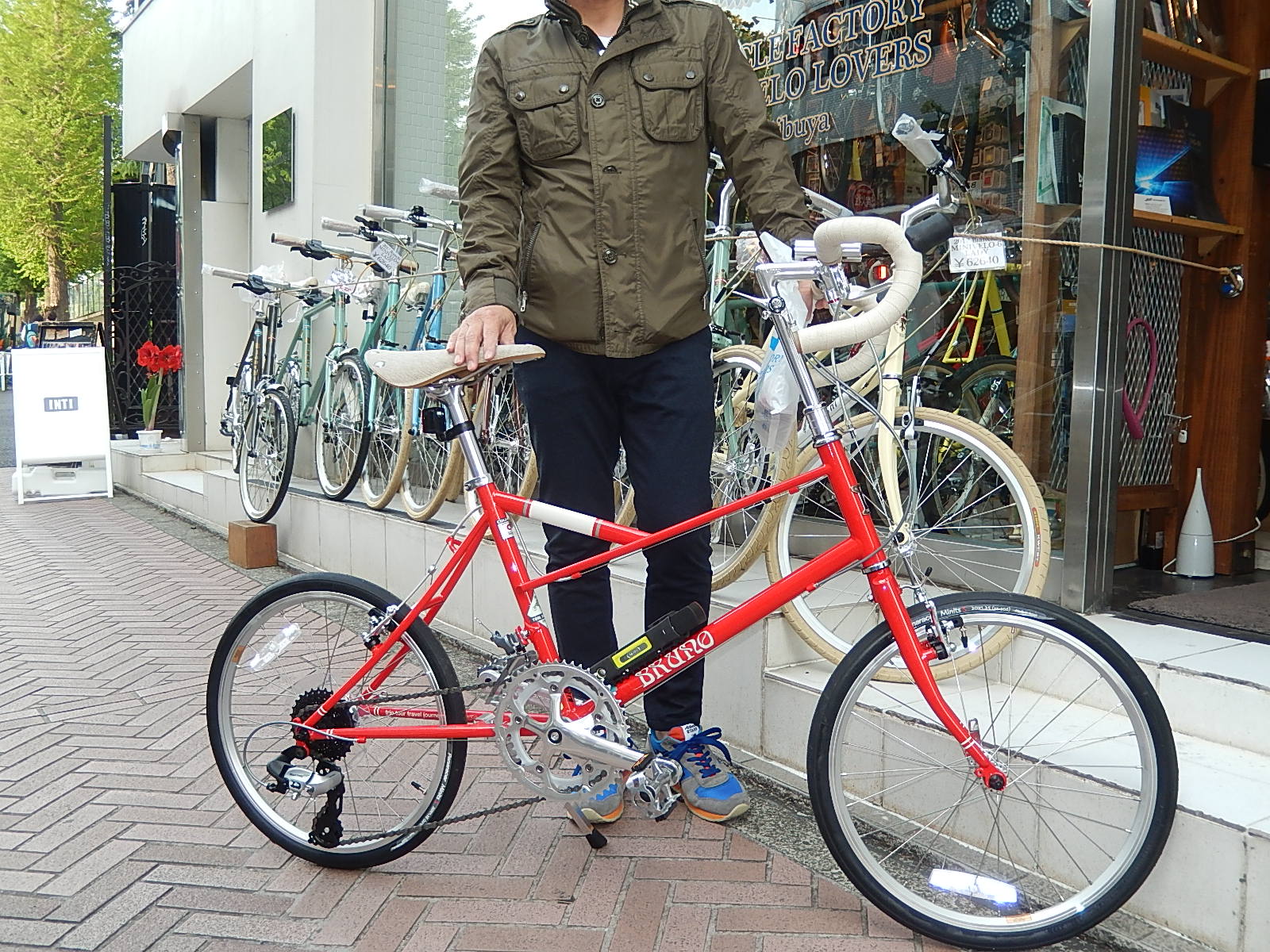 4月27日 渋谷 原宿 の自転車屋 FLAME bike前です_e0188759_20433569.jpg
