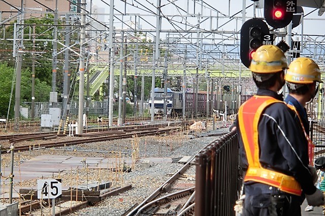 藤田八束の鉄道写真@EF65形式貨物列車が大好き、新大阪駅にて・・・貨物列車桃太郎も大好き頑張る姿が魅力的_d0181492_18200003.jpg