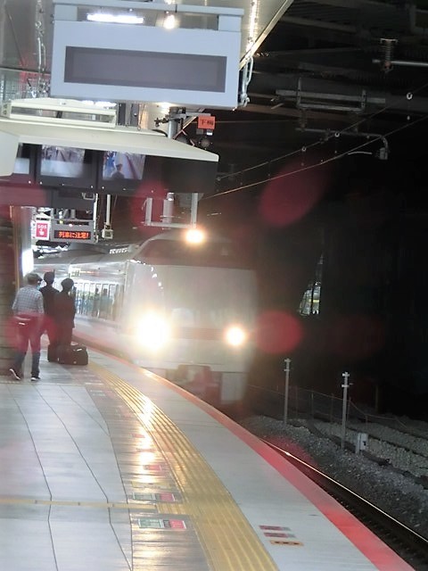 藤田八束の鉄道写真@EF65形式貨物列車が大好き、新大阪駅にて・・・貨物列車桃太郎も大好き頑張る姿が魅力的_d0181492_18375046.jpg